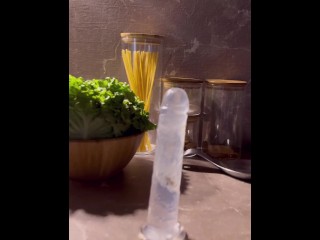 Voglia mostruosa di cazzo mentre sono a casa da sola, ho bisogno di essere scopata