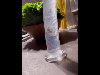 Voglia mostruosa di cazzo mentre sono a casa da sola, ho bisogno di essere scopata