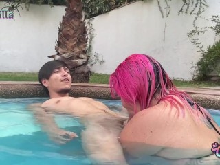 Me culeo a actriz porno chilena en la piscina - Tia Cogollo y Chico Maravilla
