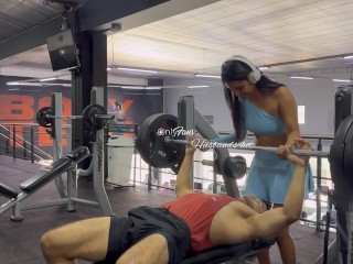 La chica novata del gym MAMANDO Y CABALGANDO ES EXPERTA