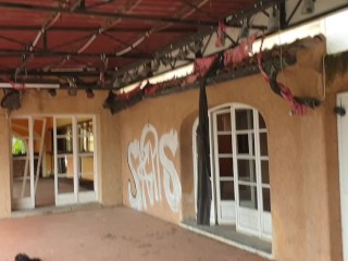 Urbex sex - Italian couple fuck in an abandoned disco. He comes on her beautiful tits!