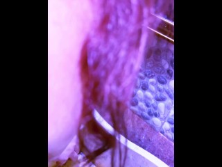 ENCUENTRO a mi AMIGA en el baño y COJEMOS  hasta hacerle CREAMPIE