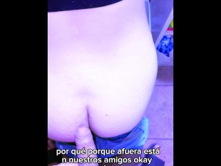 ENCUENTRO a mi AMIGA en el baño y COJEMOS  hasta hacerle CREAMPIE