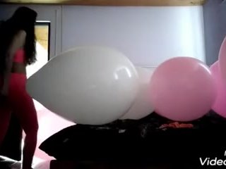 chica en habitacion con globos