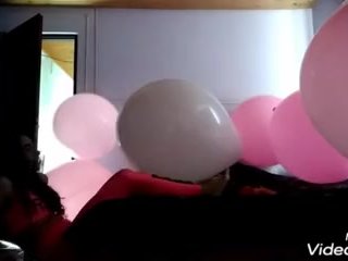 chica en habitacion con globos