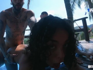 BRASILEIRAS SAFADAS DANDO A BUCETINHA EM PISCINA PUBLICA - TROCA DE CASAIS - COM GALEGO E BRIT