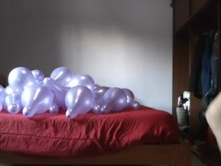 chica jugando con globos