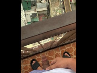 PINOY HOT MEN NAGJAKOL SA BALCON KAHIT MAY MANINILIP AT KUMAWAY SAKIN SA IBANG BUILDING- EKDIC