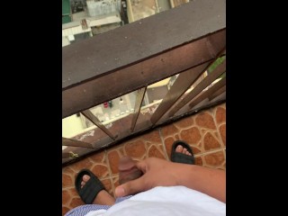 PINOY HOT MEN NAGJAKOL SA BALCON KAHIT MAY MANINILIP AT KUMAWAY SAKIN SA IBANG BUILDING- EKDIC