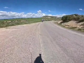 Come farsi aiutare da un passante Alma Sol ha bisogno di liquido o un meccanico di auto per strada