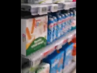 Moglie puttana senza slip al supermercato fa vedere la figa