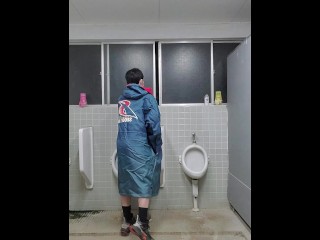 トイレで全裸オナニー　最初はコートを着ていたけど、我慢できなくなって脱いでオナニーを始めてしまう…