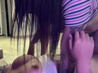 lesbianas follando en la sala de la casa