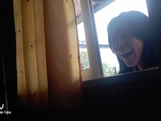 Vecina pícara me ve masturbarme por la ventana y entró a mi apartamento , la folle durisimo