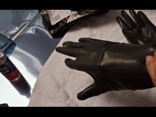 My short latex gloves from rubberfashion. But here it doesn't work without dressing assistance