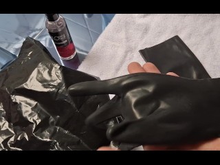 My short latex gloves from rubberfashion. But here it doesn't work without dressing assistance