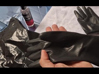 My short latex gloves from rubberfashion. But here it doesn't work without dressing assistance