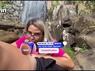 Encontrei esse safado na trilha da cachoeira e mamei muito o pau dele até ganhar leitinho na boca