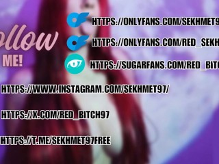 Chica folla y dedea a muñeco con strap-on