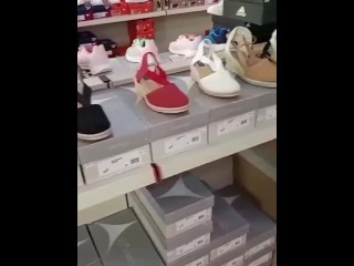 il commesso feticista mi sborra sui piedi