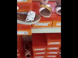 il commesso feticista mi sborra sui piedi