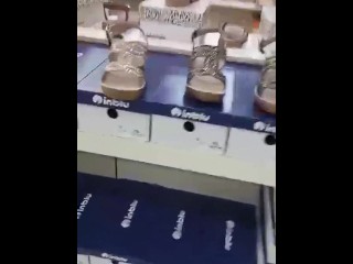 il commesso feticista mi sborra sui piedi