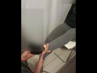 il commesso feticista mi sborra sui piedi