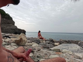 Ragazza italiana si fa sborrare in bocca da un pervertito in spiaggia (eiaculazione precoce)