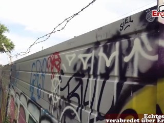 Touristin in Deutschland an der Bushaltestelle abgeschleppt und direkt gefickt