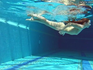 Milf babe Nicole Pearl shaking ass underwater