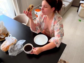 Lexi needs some icing for her cake