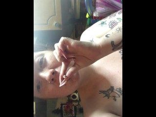 Smokinf good naked in the kitchen😛😛