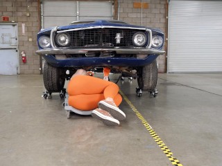 Girl with Wet Camel Toe looks under a Car