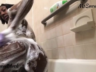 Sexy Amateur Ebony Babe MsSnowBlvck plays around in the bathtub