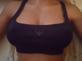 Joven caliente va sin bragas a diario en busca de placer