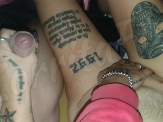 Nos acostamos y abajo de las sabanas pasa esto paja masturbacion mutua creampie cumshot