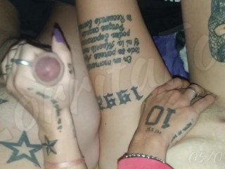 Nos acostamos y abajo de las sabanas pasa esto paja masturbacion mutua creampie cumshot