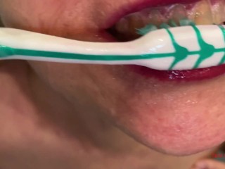 Stepmom brush teeth with fresh sperm load .