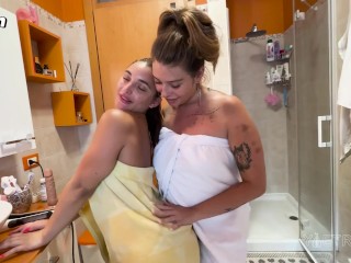 HOT LESBIAN SEX IN THE SHOWER WITH SARA DIAMANTE