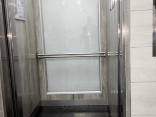 Conozco a mi vecina en el ascensor y me pide que me la folle en las escaleras