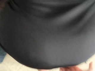 Encuentro a mi hermanastra estudiando y bajo su falda veo su gran culo que me seduce