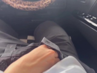 He asked me to touch his dick, so I gave him a hand job and sucked his dick in the car in a hurry💓