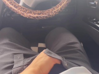 He asked me to touch his dick, so I gave him a hand job and sucked his dick in the car in a hurry💓