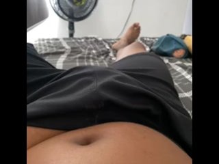 Masajeando mi pene un rato mientras veo pelos