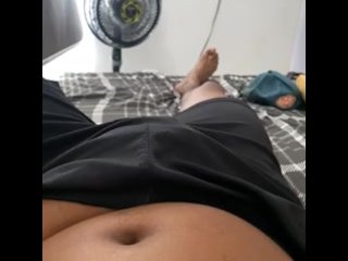 Masajeando mi pene un rato mientras veo pelos