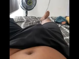 Masajeando mi pene un rato mientras veo pelos