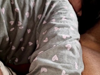 ENGAÑO A MI ESPOSA CON SU HIJA DE 18 AÑOS RECIÉN CUMPLIDOS CUANDO SE VA A TRABAJAR -SEXO REAL CASERO