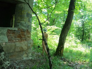 Naked girl came to an abandoned building