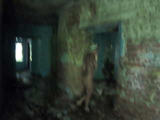 Naked girl came to an abandoned building