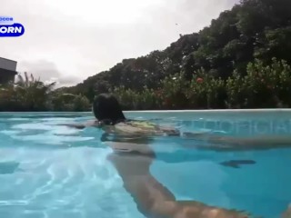 Embarazada es Follada Por Vecino En La Alberca